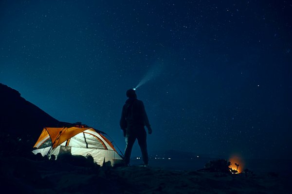 Quelles sont les meilleures techniques pour observer les étoiles en camping en région de steppe?